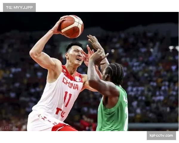 特写瞬间：老将易建联现身东莞篮球中心观战，引发全场欢呼