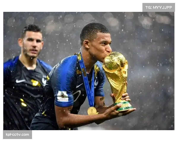 镜头聚焦：姆巴佩突破造点后亲自命中，向主场球迷做出闭嘴手势